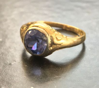 null 
Bague en or 18K (750/oo) de deux tons centrée d'un saphir (pierre probablement...