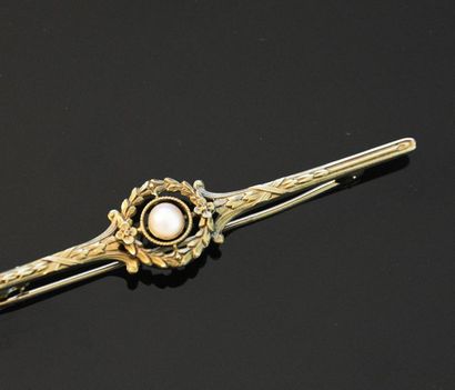 null Broche barrette en or jaune 18K (750°/°°) ajouré à décor de guirlandes de fleurs,...