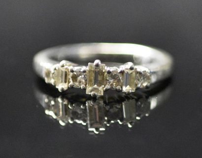 null Bague jarretière en or gris 18K (750°/°°) centrée d'une ligne de diamants taille...