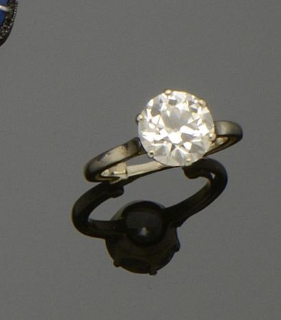 null Bague solitaire en or gris 18K (750°/°°) orné d'un diamant taille brillant calibrant...