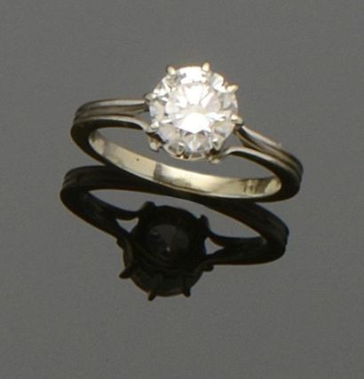 null Bague solitaire en or gris 18K (750°/°°) centrée d'un diamant demi taille calibrant...
