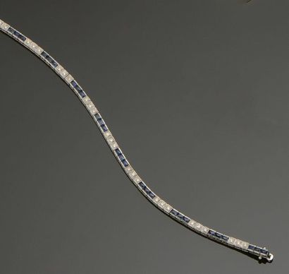 null Bracelet ligne en or gris 18K (750°/°°) serti de diamants taille brillant et...