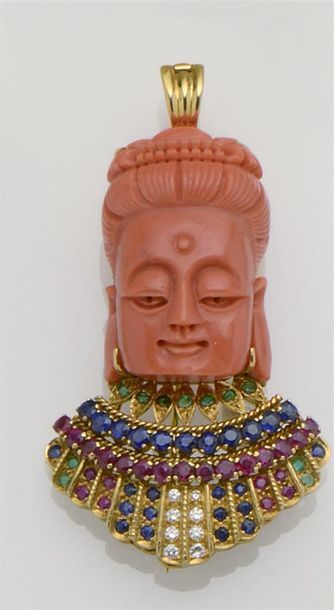 null Pendentif en or jaune 18K (750°/°°) orné d'une Tête de Bouddha en corail sculpté,...