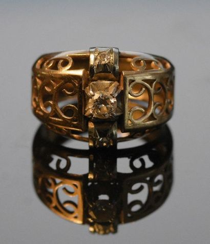 null Bague en or jaune 18K (750°/°°) à décor ajouré de spirales, elle est centrée...