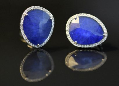 null Paire de boucles d'oreilles en argent (800°/°°) ornées de pierres bleues d'imitation...
