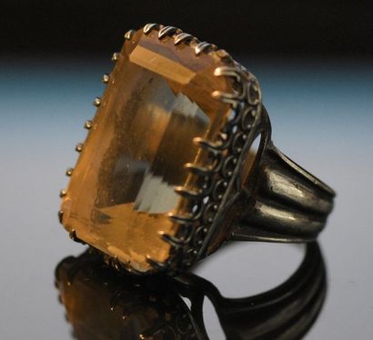 null Importante bague en argent (800°/°°) centrée d'une citrine rectangulaire à pans...