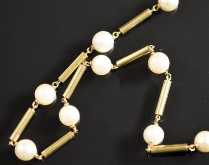 null Collier en or jaune 18K (750°/°°) à maillons bâtonnets alternés de perles de...