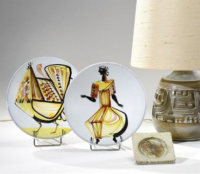 ROGER CAPRON (1920-2006) 
Deux coupes sur talon en céramique émaillée à décor l'une...