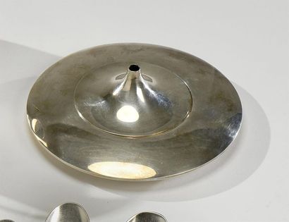 GALLIA - CHRISTOFLE Brûle-parfum circulaire en métal argenté
Vers 1960
H. 4,5 cm...