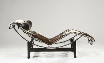 Charles-Édouard JEANNERET dit LE CORBUSIER (1887-1965) 
Chaise longue, modèle «LC4»,...