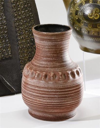 ACCOLAY Vase sur piédouche en céramique à couverte brun mat et à décor pincé et gratté
Signé...