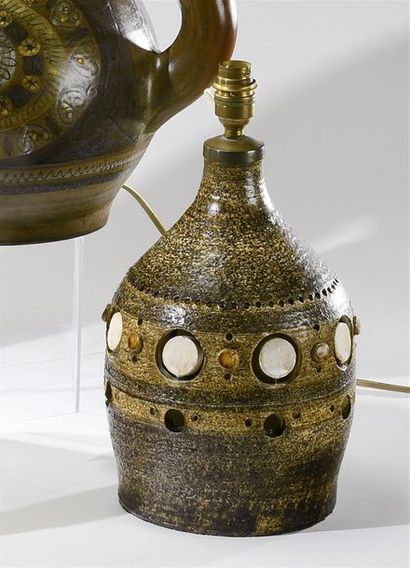 GEORGES PELLETIER (né en 1938) 
Pied de lampe en céramique émaillée ajourée en camaïeu...