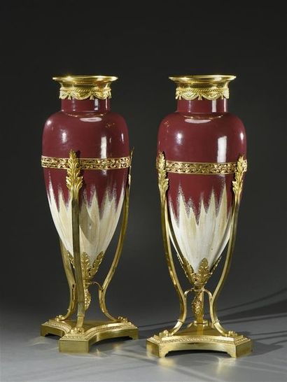 null Paire d'importants vases urnes en grés flammé rouge et gris, monture en bronze...