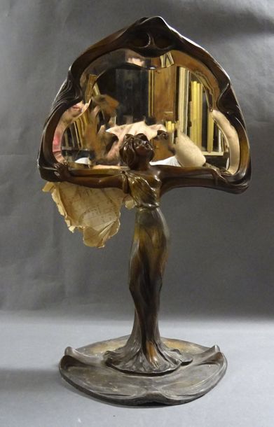 null Francisco FLORA (1857-?) Miroir de table en régule à patine bronze, le pied...