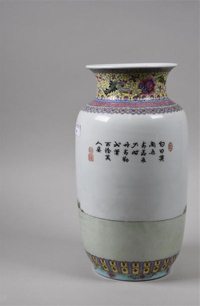 null CHINE Vase de style Qienlong, à décor de femmes de cour et d'un poème, le col...