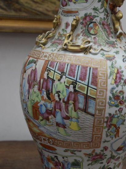 null CHINE, Canton Paire de vases en porcelaine à décor polychrome de scènes de lettrés...