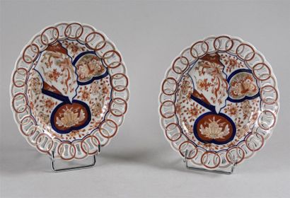 null JAPON Paire de raviers ovales en porcelaine à décor polychrome Imari, l'aile...