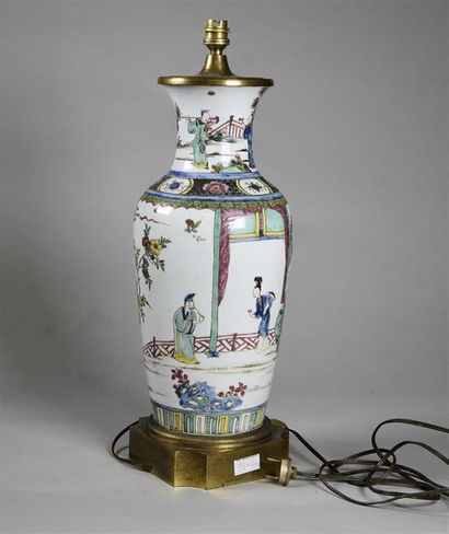 null CHINE Vase balustre en porcelaine émaillée à décor de personnages et de paysages,...