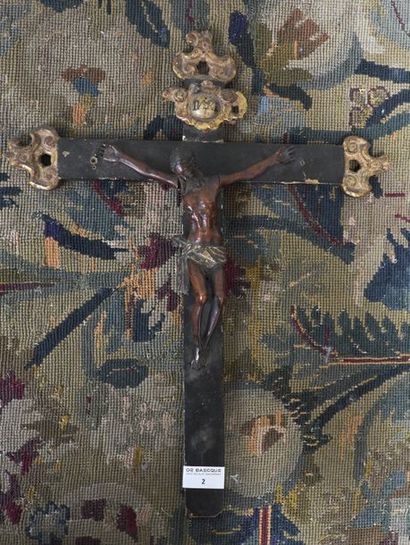 null Christ en croix en buis sculpté, la tête inclinée vers l'épaule gauche, le périzonium...