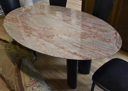 null Travail italien contemporain Table à plateau ovale en granit rose, s'ouvrant...