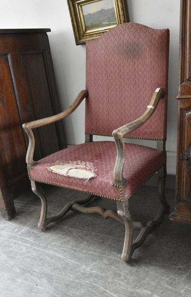 null Fauteuil Louis XIII, os de moutons, tissu rose H. 110 cm L. 66 cm P. 60 cm Insolé,...