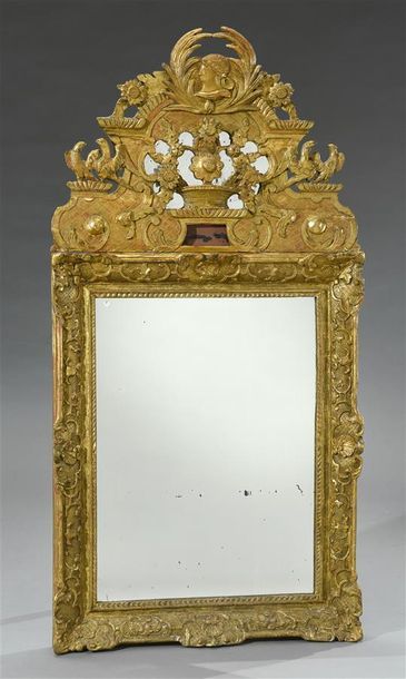 null Miroir rectangulaire en bois doré sculpté de petits fleurons dans des écus sur...