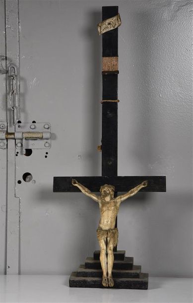 null Christ vivant en ivoire avec sa couronne d'épine, périzonium noué à droite et...