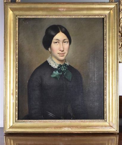 null Ecole FRANCAISE du XIXe siècle Portrait de femme au noeud vert Huile sur toile...