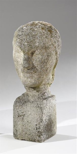 null Georges SALENDRE (1890-1985) Tête de femme sur un socle Sculpture en pierre...