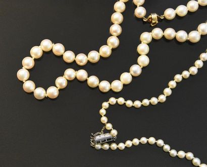 null Deux colliers de perles de culture, dont un en chute, les fermoirs en or jaune...