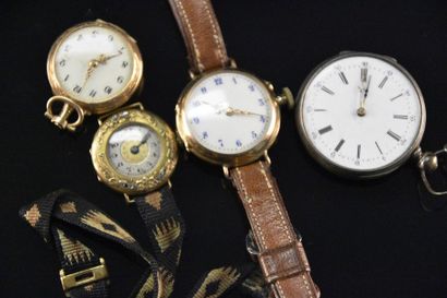 null Lot de trois montres de col en or jaune et rose 18K (750°/°°) dont: - Une montre...
