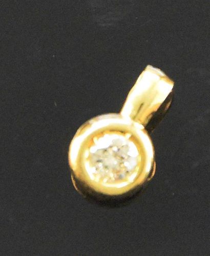 null Pendentif en or jaune 18K (750°/°°) centré d'un petit diamant d'environ 0,2...