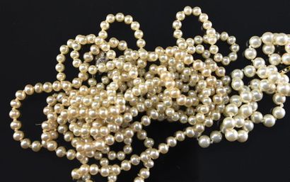 null Lot de trois colliers de perles de culture: L'un des colliers à deux rangs,...