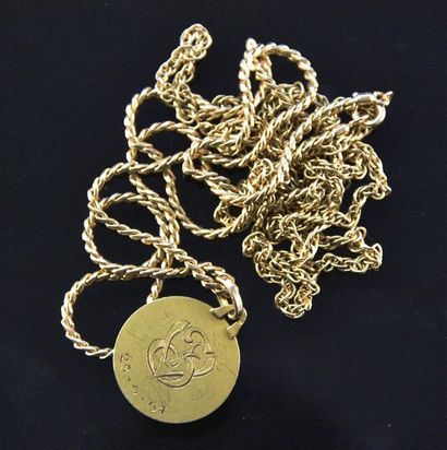 null Lot en or jaune 18K (750°/°°) comprenant une chaine et une médaille, et une...