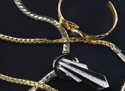 null Lot de deux colliers fantaisie en métal doré de style Art Déco On joint un bracelet...
