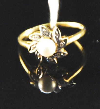 null Bague en or jaune 18K (750°/°°), ornée d'une perle, le plateau en forme de fleur...