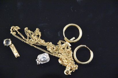 null Lot de bijoux en or jaune 18K (750°/°°) comprenant deux chaines, trois pendentifs...