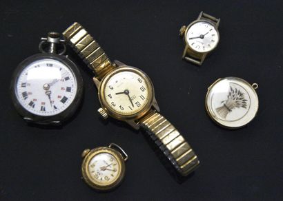 null Lot de trois montres de dame anciennes en métal, dont deux sans bracelet On...