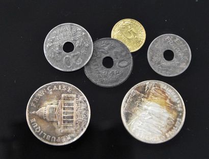 null Deux pièces de 100F en argent Poids : 30 g Nous joignons quelques monnaies ...