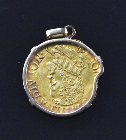 null ESPAGNE - 1/2 réal d'or Philippe II Serti en médaillon Poids: 5,1 g