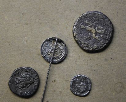 null Lot de quatre monnaies romaines: - Un tetradrachme de Néron en argent - Un denier...