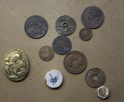 null Lot de onze monnaies et médailles en bronze et porcelaine Consultant: Thierry...