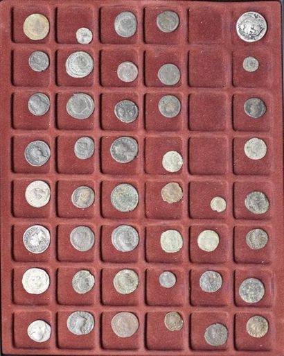 null Petite collection de monnaies anciennes: - 15 jetons en laiton - 60 monnaies...