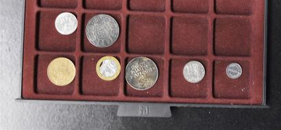 null Petite collection de monnaies anciennes: - 15 jetons en laiton - 60 monnaies...