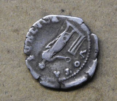 null Lot de monnaies anciennes comprenant: - HADRIEN (117-138), denier en argent,...