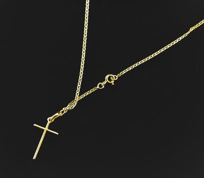 null Chaîne en or jaune 18K (750°/°°), et un pendentif croix Poids: 4,7 g