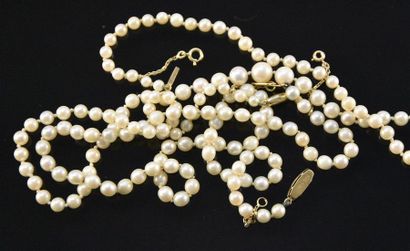 null Deux colliers de perles de culture dont un en légère chute, fermoirs en or 18K...