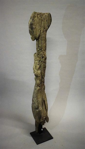 null Fragment d'une statue Ishan Nigeria Bois H. 131,5 cm Provenance : Collection...