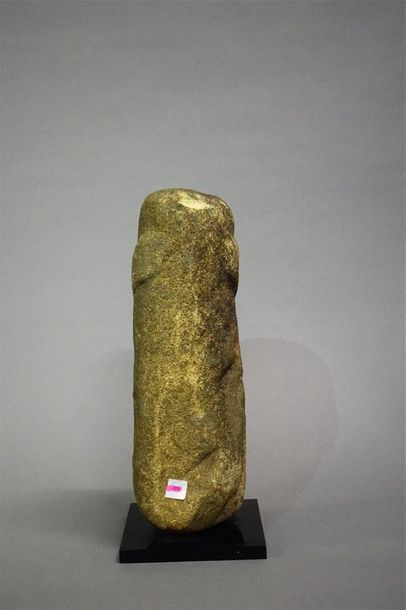 null Monolithe Ejagham, Atal Nigeria Pierre H. 39 cm Provenance : Pierre Robin, Paris...