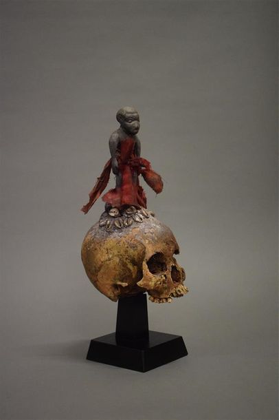 null Assemblage d'une statue sur un crâne surmodelé Agbossou, Fon Benin Crâne, bois,...